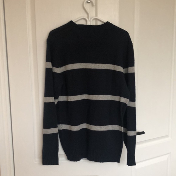 Old navy, navy blue and grey striped v-neck - Picture 4 of 5